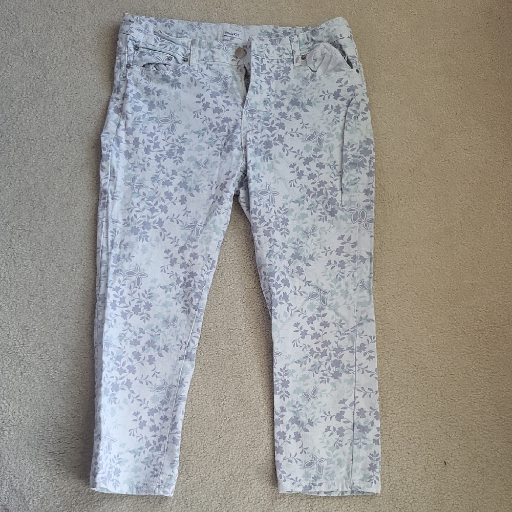 Westport Women's Light Gray Floral Cropped Jeans